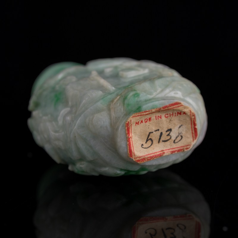 十九世紀 翡翠雕松下高仕鼻烟壺 | A Chinese jadeite 'scholar beneath pine tree' snuff bottle, 19th century - 图8
