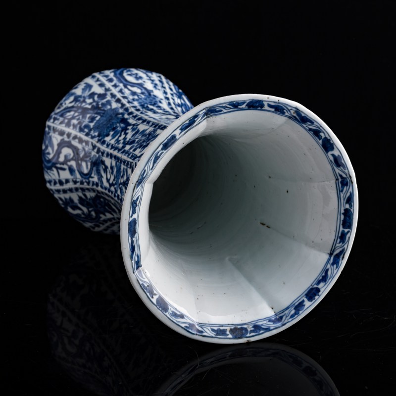 十八世紀 外銷青花花卉瓜棱形花插 | A Chinese export blue and white floral lobed vase, 18th century - 图6