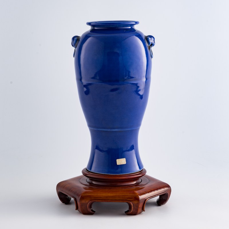 十九世紀 霽藍釉鋪首尊（附木座） | A Chinese sacrificial-blue-glazed vase with beast-mask handles, 19th century - 图3