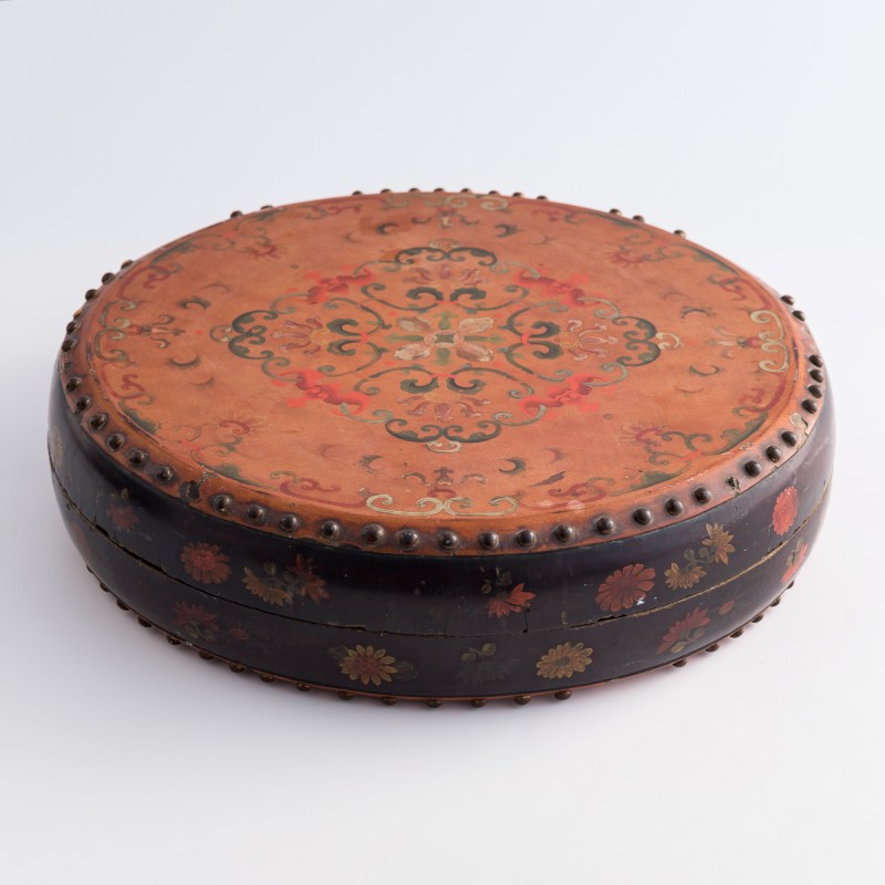 清乾隆 木胎彩繪鼓形捧盒 | A Chinese painted wood drum-form lidded box, Qianlong period, Qing dynasty