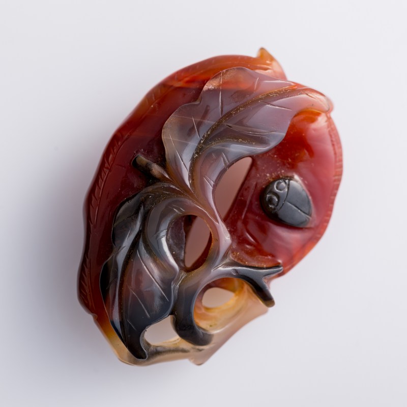 十八世紀 瑪瑙巧雕豆莢形佩 | A Chinese carved agate bean pod-form pendant, 18th century - 图3