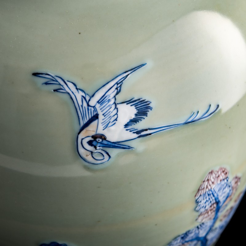 清康熙 秞下三彩松鶴人物觀音瓶 | A Chinese underglaze sancai 'pine and crane' Guanyin vase, Kangxi period, Qing dynasty - 图9