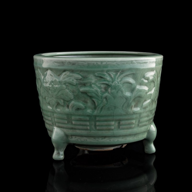 明代 龍泉窑花卉八卦紋三足爐 | A Chinese Longquan celadon floral and bagua tripod censer, Ming dynasty - 图4