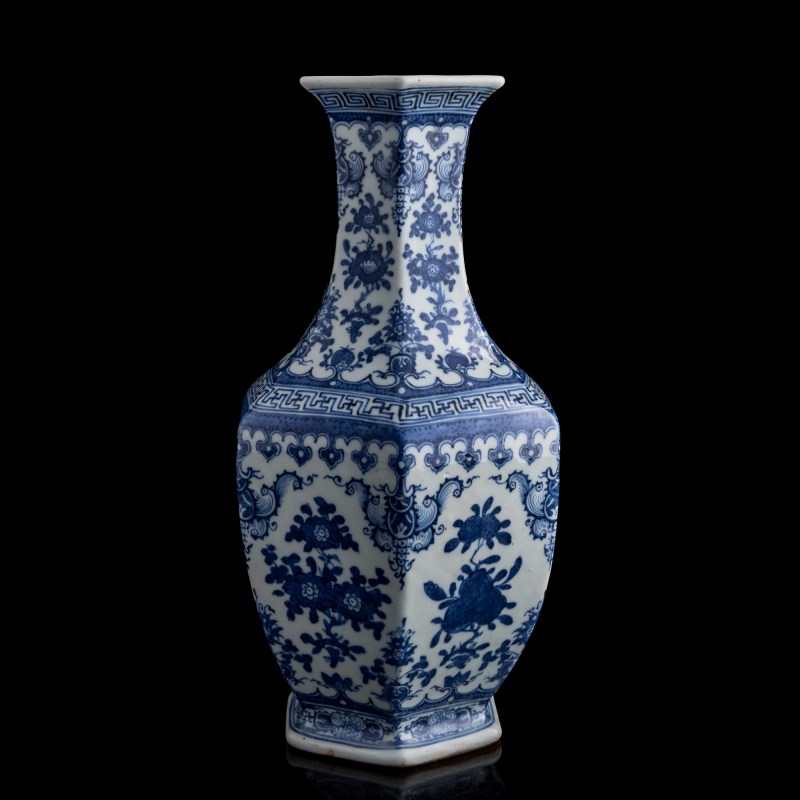 十九世紀 青花折枝花卉六方瓶 | A Chinese blue and white hexagonal floral vase, 19th century - 图4