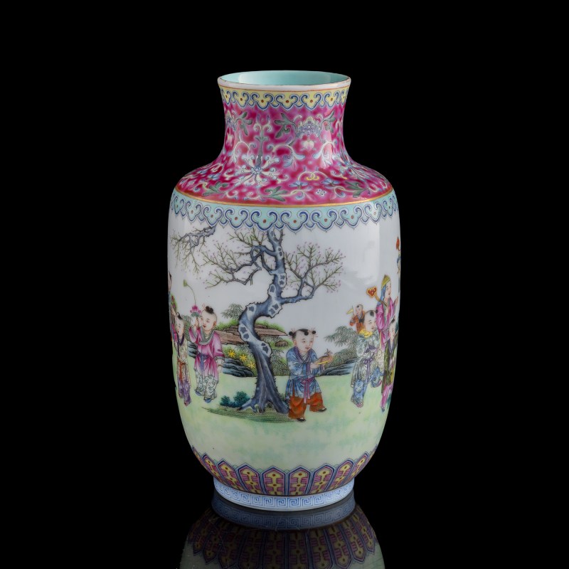 清同治 胭脂紅地粉彩嬰戲圖燈籠瓶 | A Chinese famille rose and ruby red lantern vase, Tongzhi period, Qing dynasty - 图2