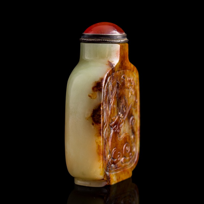 十八世紀 黃玉留皮雕瑞獸鼻烟壺 | A Chinese yellow jade 'beast' snuff bottle with russet skin, 18th century - 图4