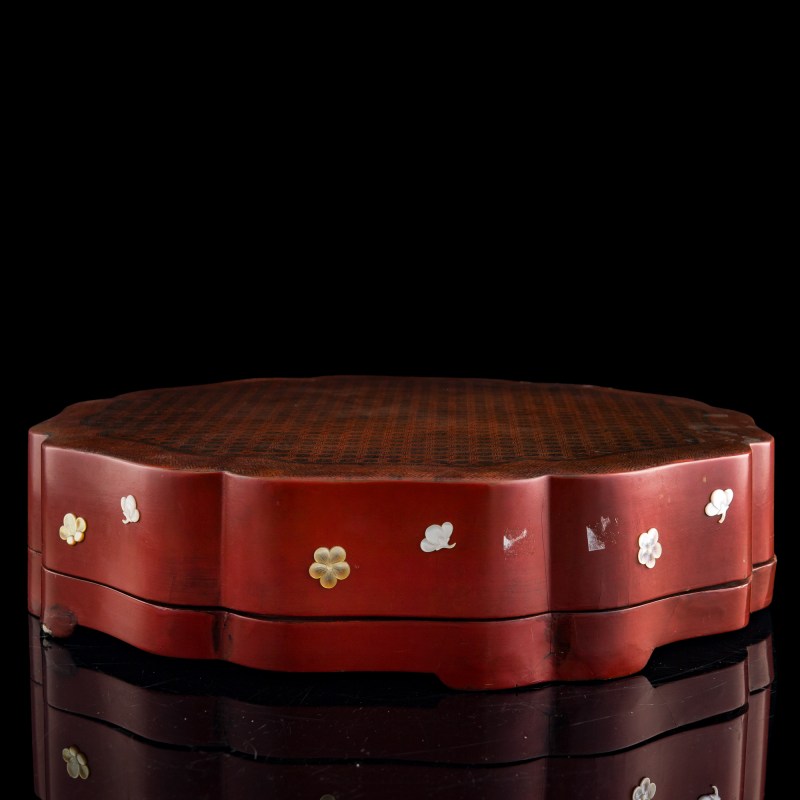 清乾隆 漆繪錦地紋葵形捧盒 | A Chinese painted lacquer 'brocade-pattern' lobed box, Qianlong period, Qing dynasty - 图8
