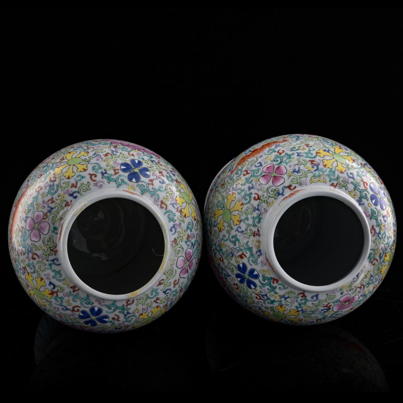 十九世紀晚 粉彩纏枝花卉雙喜蓋罐一對 | A pair of Chinese famille rose floral 'double happiness' covered jars, late 19th century - 图7