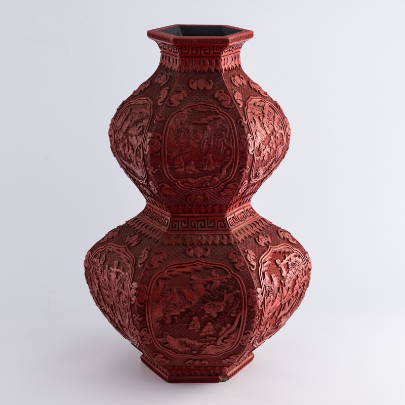 清乾隆 剔紅雕開窗人物六方葫蘆瓶（附來源證明） | A Chinese hexagonal cinnabar double-gourd vase, Qianlong period, Qing dynasty - 图5