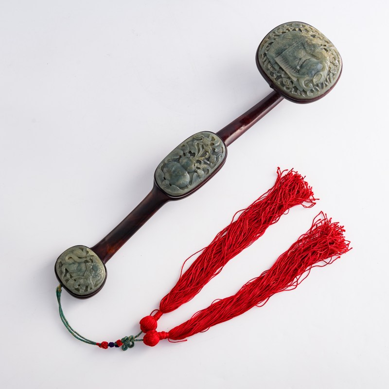 清乾隆 硬木三鑲玉如意 （附原配硬木玻璃罩） | A Chinese hardwood ruyi scepter with three jade mounts, Qianlong period, Qing dynasty - 图7