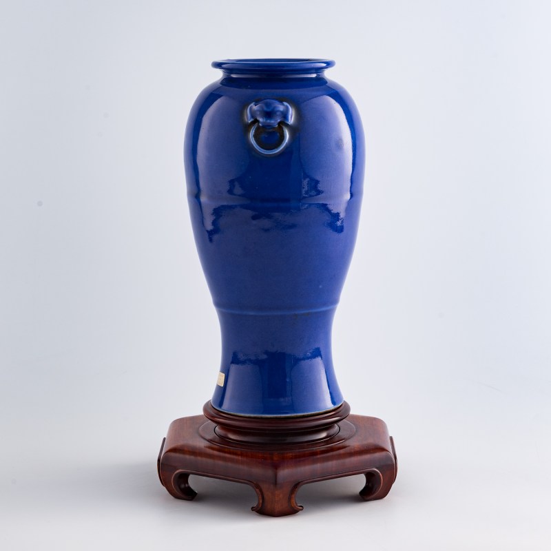 十九世紀 霽藍釉鋪首尊（附木座） | A Chinese sacrificial-blue-glazed vase with beast-mask handles, 19th century - 图4