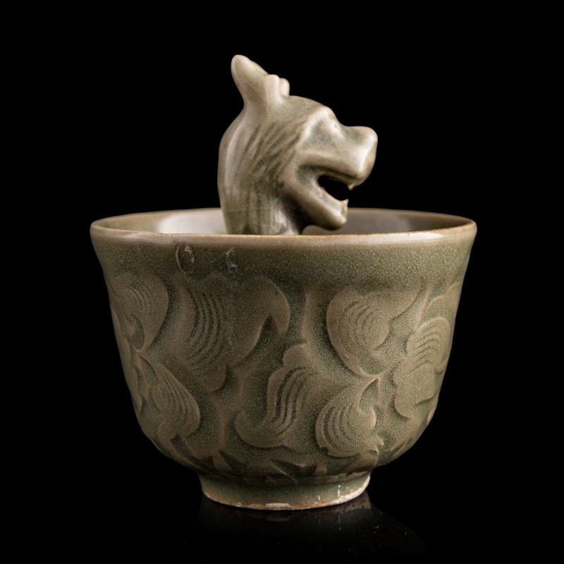 宋代/元代 耀州窑劃花公道杯 | A Chinese carved Yaozhou celadon Gongdao cup, Song/Yuan dynasty