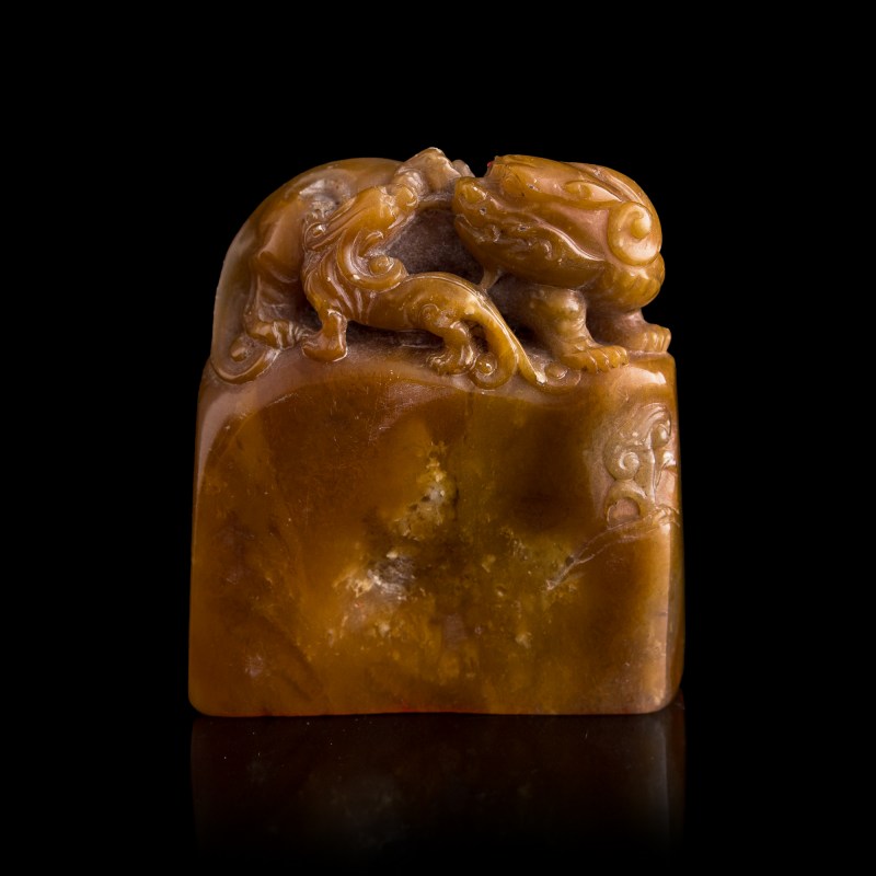民國 壽山石少獅太獅紐印章 | A Chinese Shoushan stone 'lions' seal, Republic period