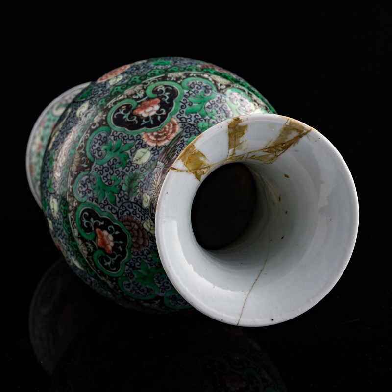 十九世紀 素三彩鳳穿牡丹觀音瓶 | A Chinese susancai 'phoenix and peony' Guanyin vase, 19th century - 图6