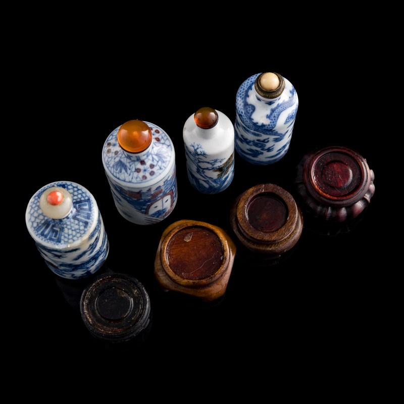 十九世紀 青花及青花釉裏紅鼻烟壺四隻（附木座） | Four Chinese blue and white and underglaze-red snuff bottles, 19th century - 图7