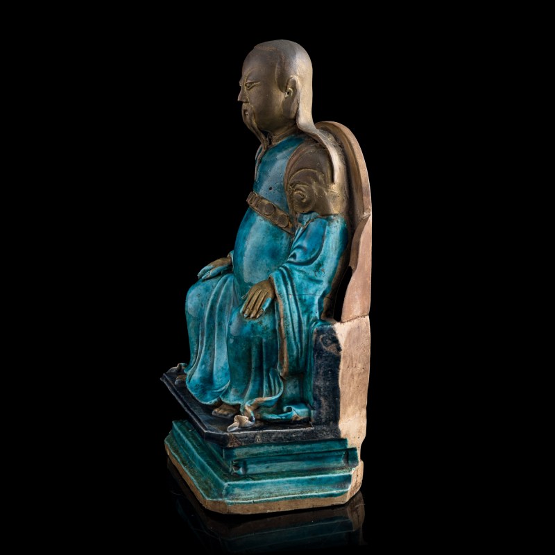 明代 素三彩真武大帝像 | A Chinese sancai-glazed porcelain figure of Zhenwu, Ming dynasty - 图3