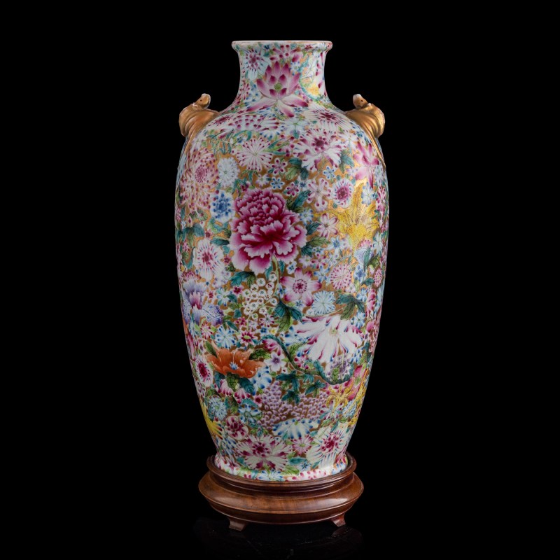 民國 粉彩萬花蝙蝠耳瓶（附木座） | A Chinese famille rose 'millefleurs' vase with bat-form handles, Republic period - 图1