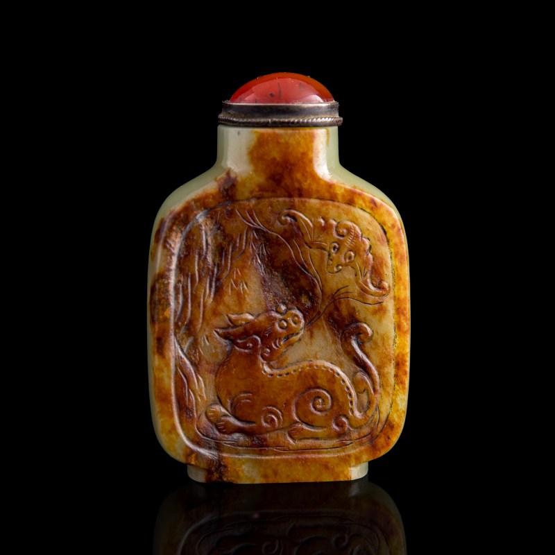 十八世紀 黃玉留皮雕瑞獸鼻烟壺 | A Chinese yellow jade 'beast' snuff bottle with russet skin, 18th century - 图5