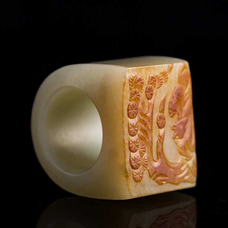十八/十九世紀 白玉留皮七巧雕扳指 | A Chinese white jade russet-skin archer's ring, 18th/19th century - 图5