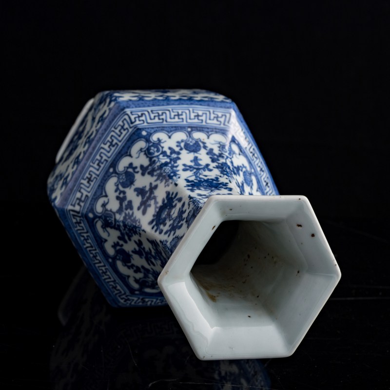 十九世紀 青花折枝花卉六方瓶 | A Chinese blue and white hexagonal floral vase, 19th century - 图5