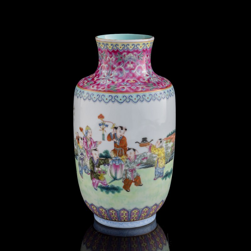 清同治 胭脂紅地粉彩嬰戲圖燈籠瓶 | A Chinese famille rose and ruby red lantern vase, Tongzhi period, Qing dynasty - 图3