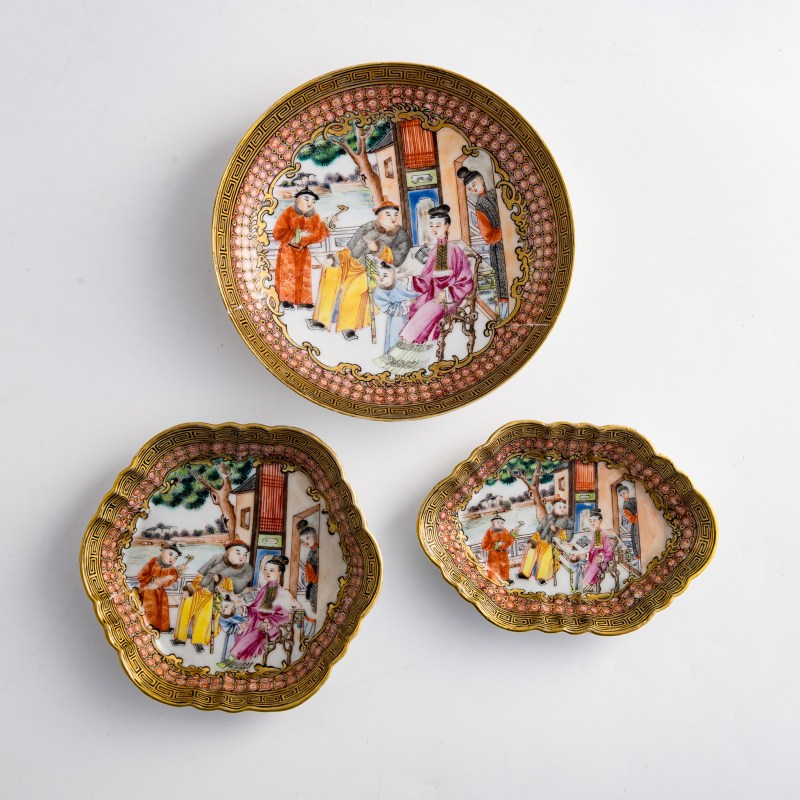 十九世紀早 外銷錦地描金開窗粉彩人物茶具一組 | A set of Chinese export brocade-pattern-ground famille rose tea ware, early 19th century - 图8