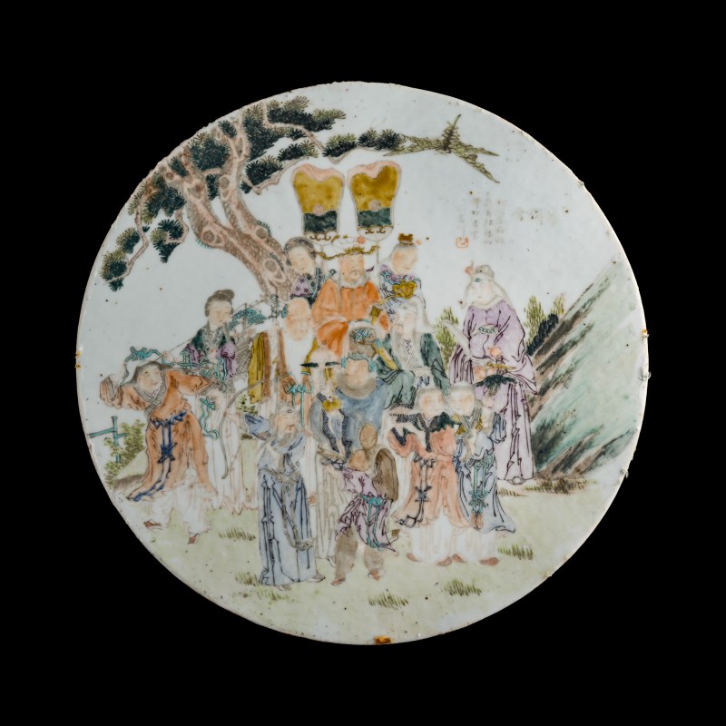 十九世紀晚 淺絳彩群仙祝壽圓板 | A Chinese Qianjiang-enameled porcelain plaque, late 19th century - 图1