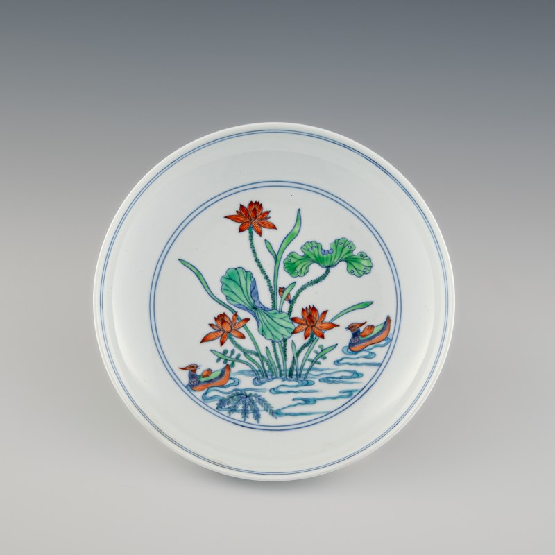 民國 仿雍正鬥彩荷塘鴛鴦紋盤（附盒） | A Chinese Yongzheng-style doucai 'lotus pond' plate, Republic period - 图1