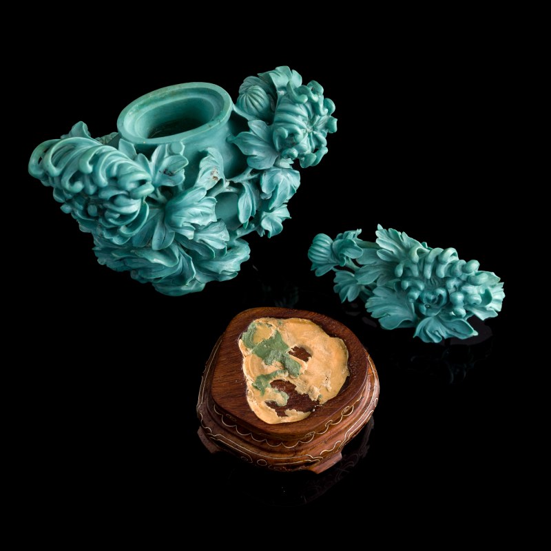 1960-1970年代 綠松石雕花卉蓋瓶（附木座） | A Chinese carved turquoise 'floral' covered vase, 1960s-1970s - 图7