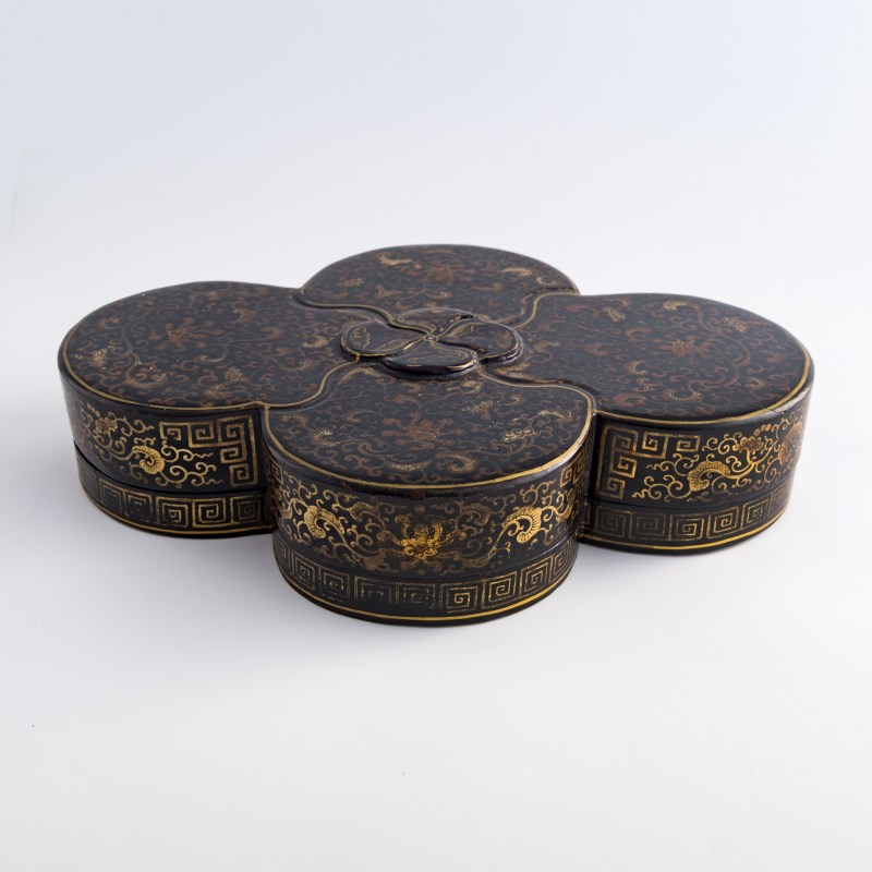 清乾隆 黑漆描金海棠形蓋盒 | A Chinese gilt-lacquer quatrefoil lidded box, Qianlong period, Qing dynasty - 图4