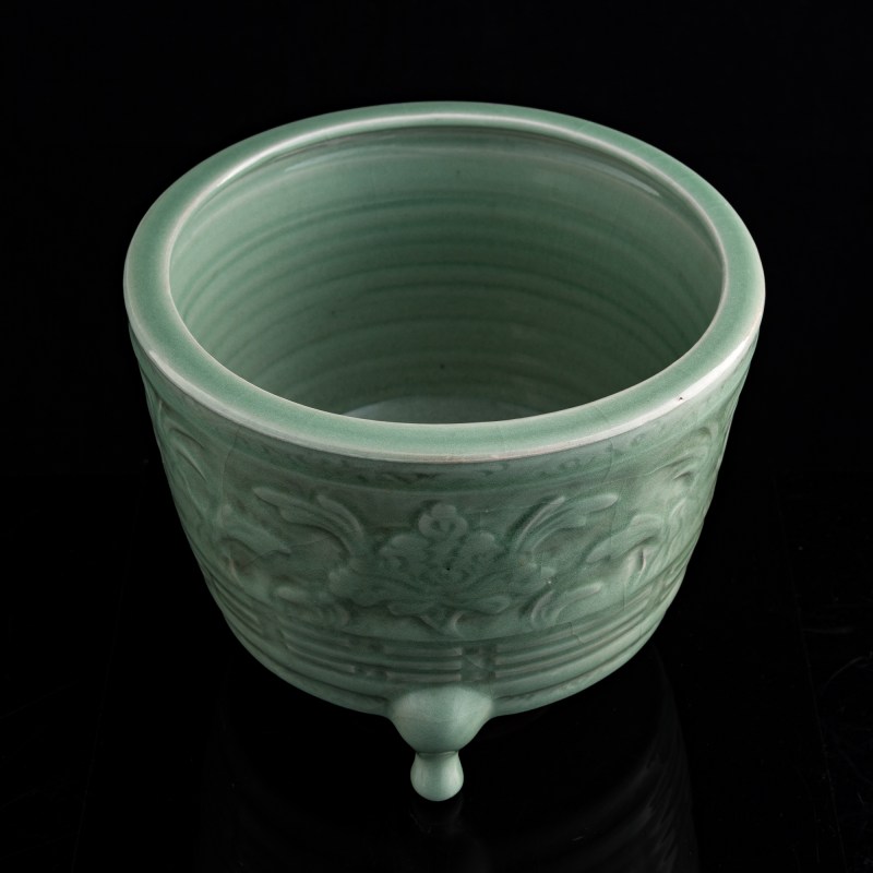 明代 龍泉窑花卉八卦紋三足爐 | A Chinese Longquan celadon floral and bagua tripod censer, Ming dynasty - 图5