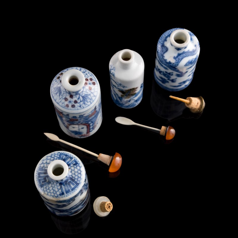 十九世紀 青花及青花釉裏紅鼻烟壺四隻（附木座） | Four Chinese blue and white and underglaze-red snuff bottles, 19th century - 图8