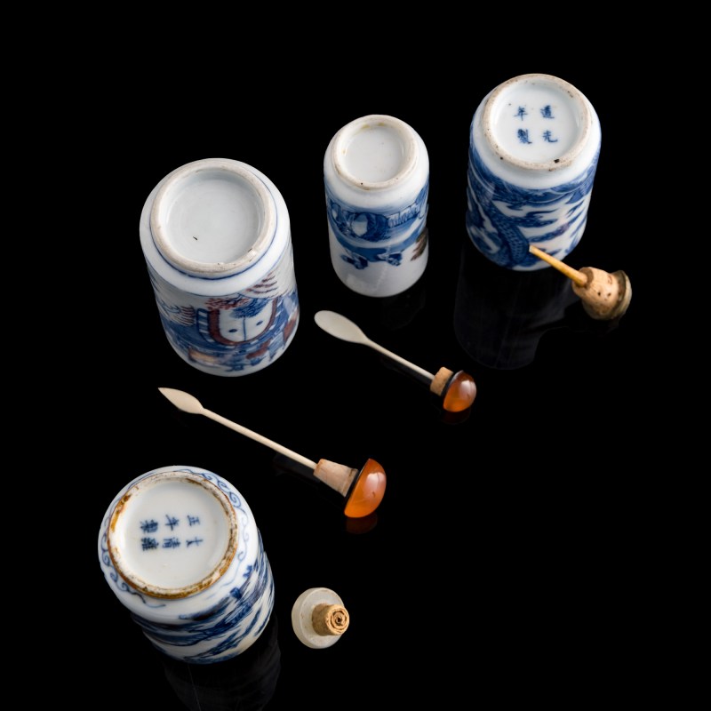 十九世紀 青花及青花釉裏紅鼻烟壺四隻（附木座） | Four Chinese blue and white and underglaze-red snuff bottles, 19th century - 图9
