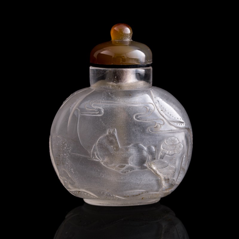十九世紀 水晶雕松猴圖鼻烟壺 | A Chinese crystal 'pine and monkey' snuff bottle, 19th century - 图3