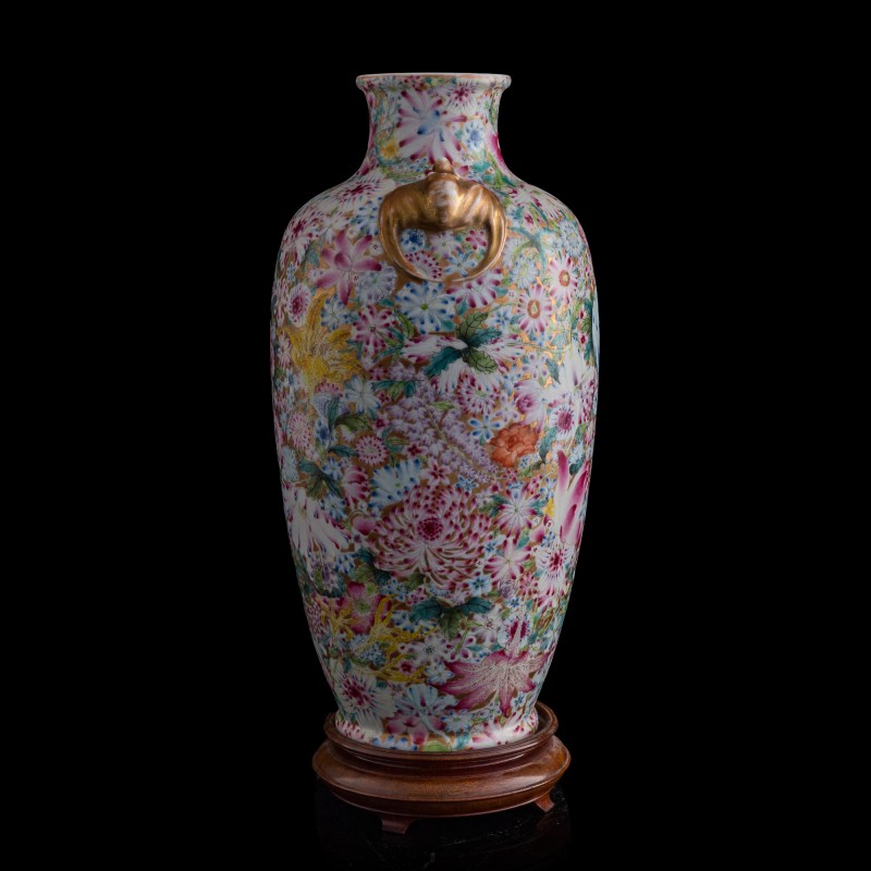 民國 粉彩萬花蝙蝠耳瓶（附木座） | A Chinese famille rose 'millefleurs' vase with bat-form handles, Republic period - 图2