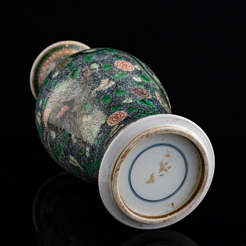 十九世紀 素三彩鳳穿牡丹觀音瓶 | A Chinese susancai 'phoenix and peony' Guanyin vase, 19th century - 图7
