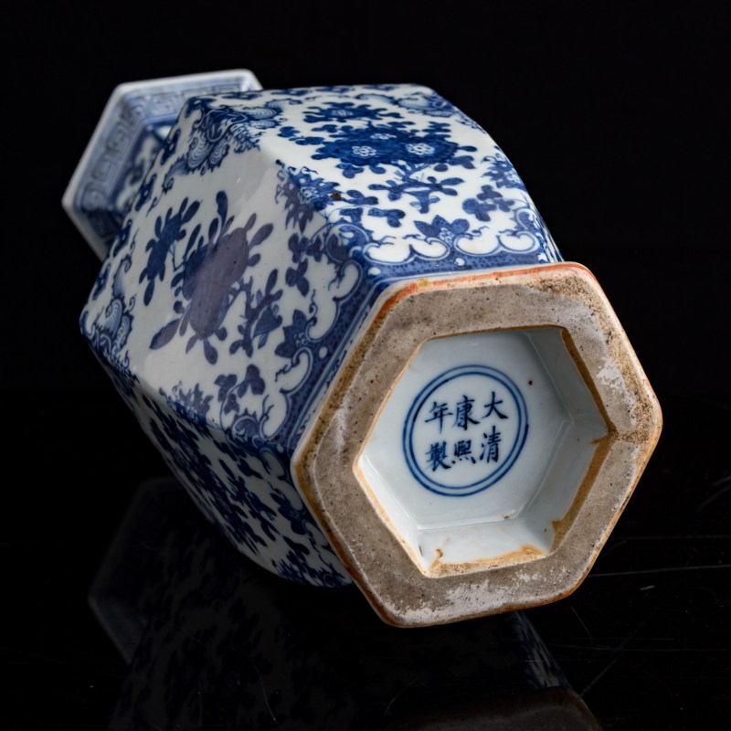 十九世紀 青花折枝花卉六方瓶 | A Chinese blue and white hexagonal floral vase, 19th century - 图6