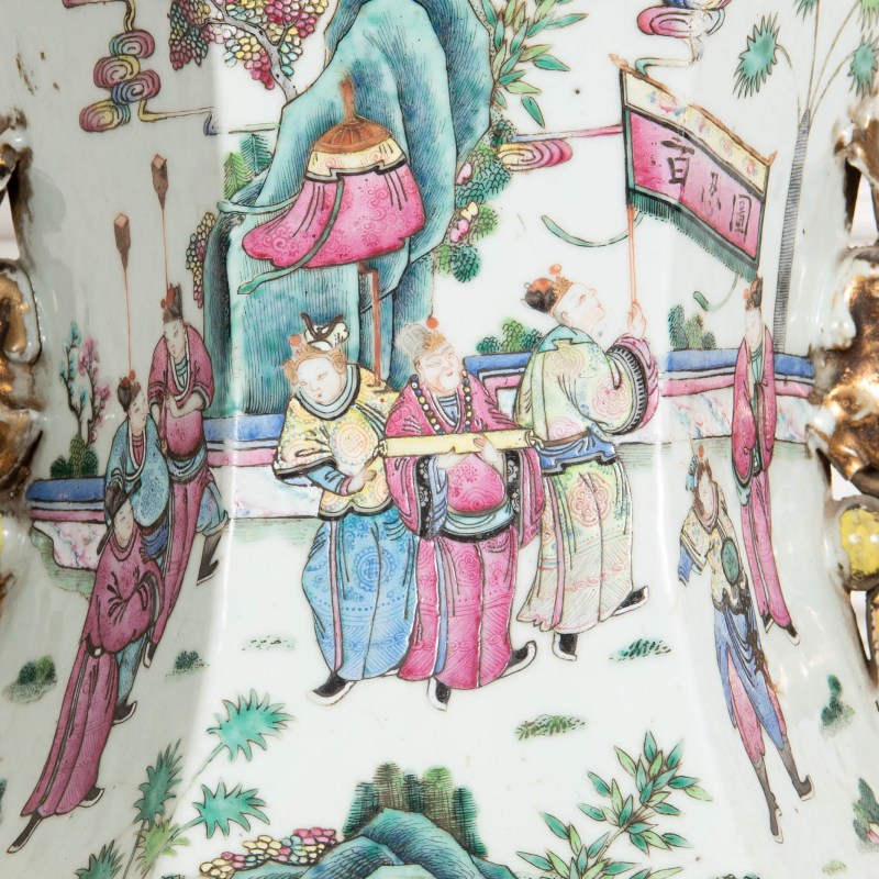 清同治 粉彩花鳥人物六方大瓶一對（附木座） | A pair of large Chinese famille rose hexagonal vases, Tongzhi period, Qing dynasty - 图8