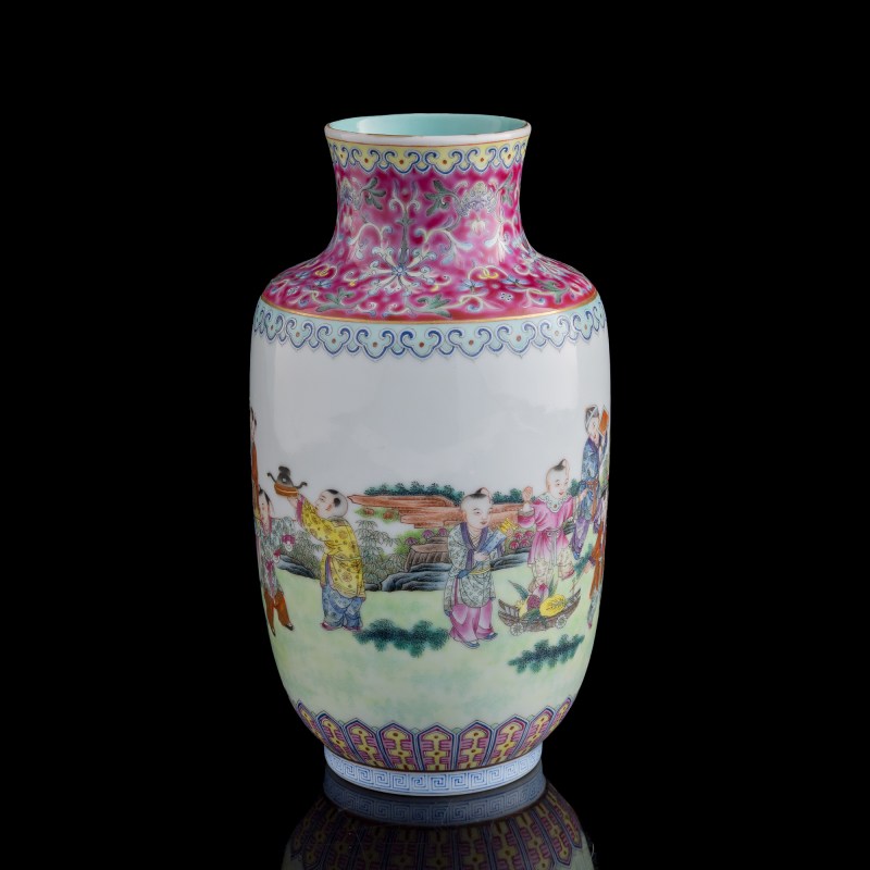 清同治 胭脂紅地粉彩嬰戲圖燈籠瓶 | A Chinese famille rose and ruby red lantern vase, Tongzhi period, Qing dynasty - 图4