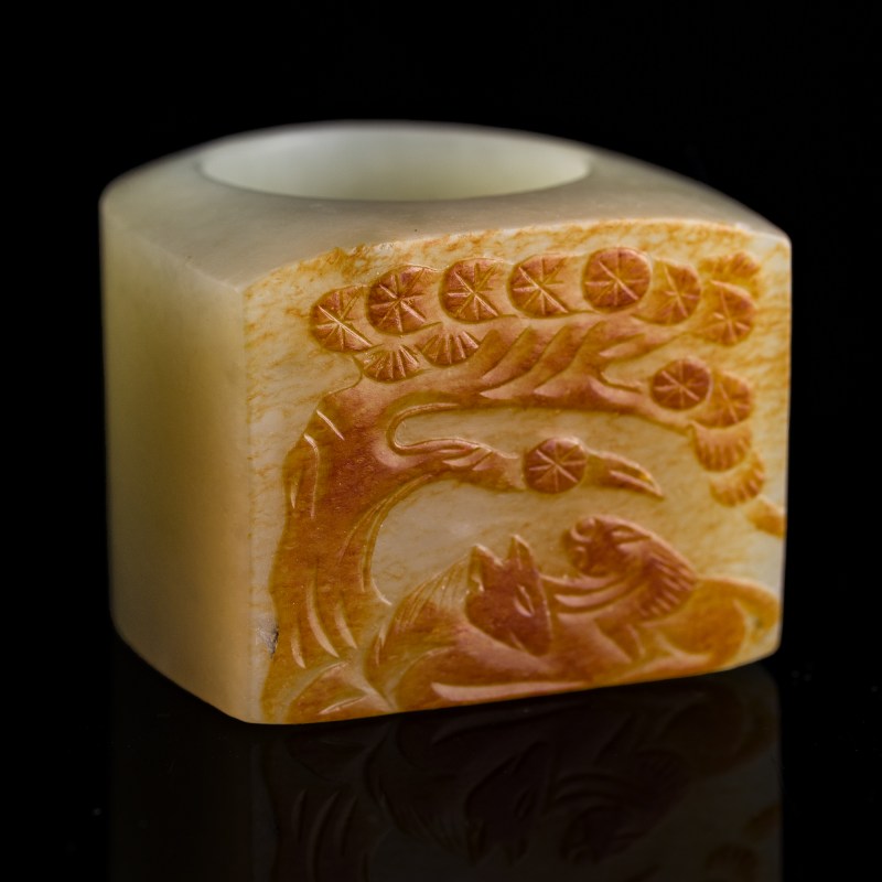 十八/十九世紀 白玉留皮七巧雕扳指 | A Chinese white jade russet-skin archer's ring, 18th/19th century - 图6