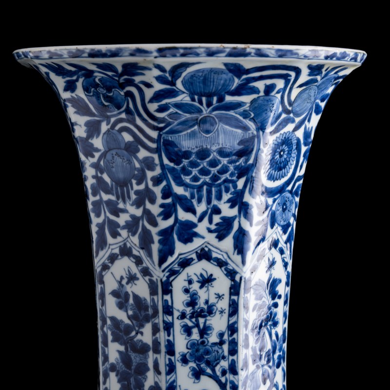 十八世紀 外銷青花花卉瓜棱形花插 | A Chinese export blue and white floral lobed vase, 18th century - 图8