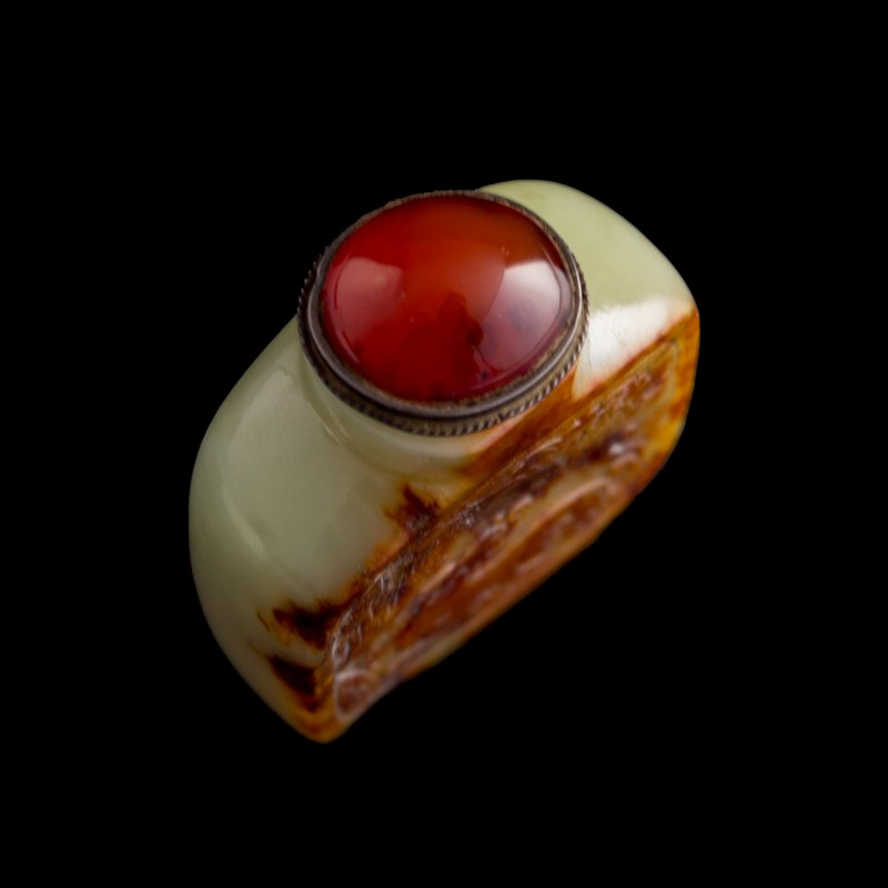 十八世紀 黃玉留皮雕瑞獸鼻烟壺 | A Chinese yellow jade 'beast' snuff bottle with russet skin, 18th century - 图6