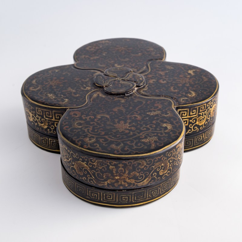 清乾隆 黑漆描金海棠形蓋盒 | A Chinese gilt-lacquer quatrefoil lidded box, Qianlong period, Qing dynasty - 图5