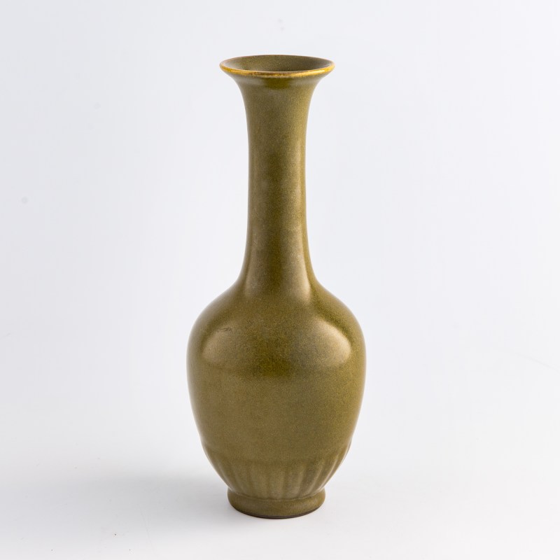 清代 茶葉沫長頸瓶 | A Chinese teadust-glazed bottle vase, Qing dynasty - 图1
