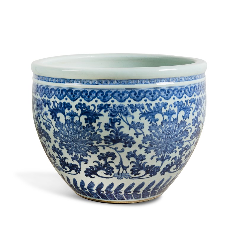 清乾隆 青花纏枝蓮大缸 | A large Chinese blue and white 'lotus scrolls' jar, Qianlong period, Qing dynasty - 图1