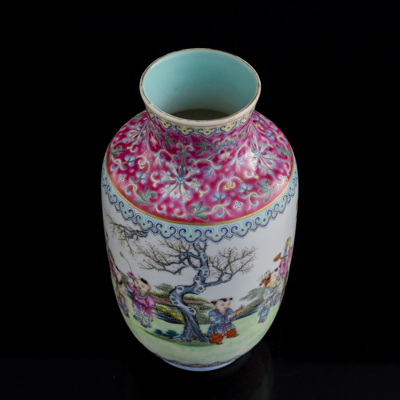 清同治 胭脂紅地粉彩嬰戲圖燈籠瓶 | A Chinese famille rose and ruby red lantern vase, Tongzhi period, Qing dynasty - 图5