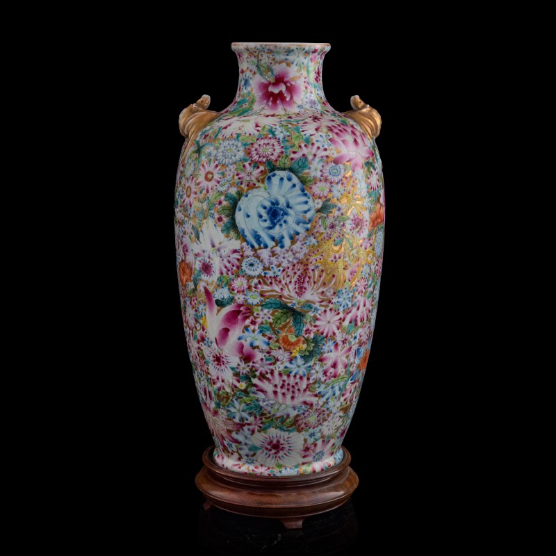 民國 粉彩萬花蝙蝠耳瓶（附木座） | A Chinese famille rose 'millefleurs' vase with bat-form handles, Republic period - 图3