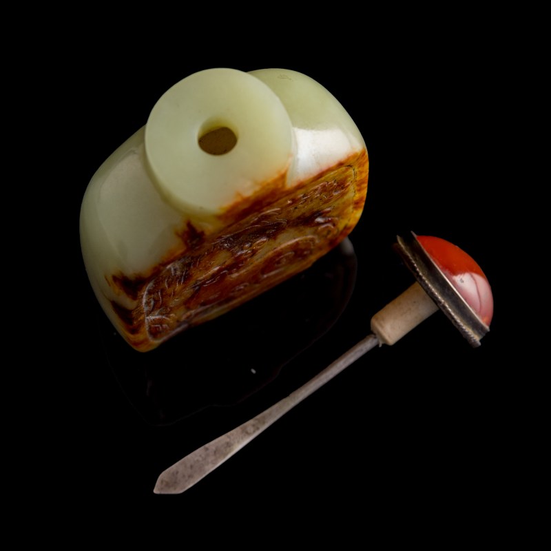 十八世紀 黃玉留皮雕瑞獸鼻烟壺 | A Chinese yellow jade 'beast' snuff bottle with russet skin, 18th century - 图7