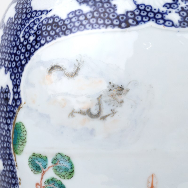 清乾隆 青花地开窗广彩十八罗汉纹瓶 - 图6