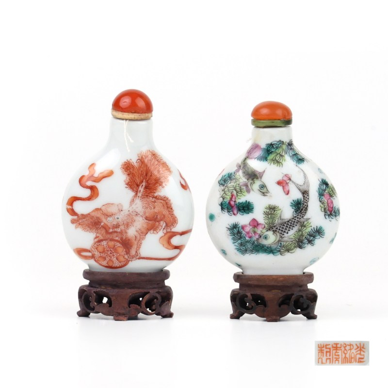 清晚期 粉彩狮纹/鱼藻纹扁鼻烟壶二件 - 图1